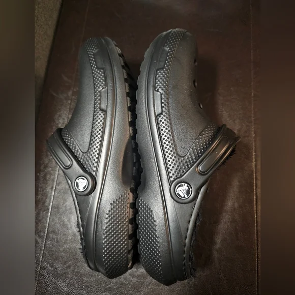 Comfortable Size 9 black Crocs brand clogs with soft fuzzy lining. NEW! - Picture 7 of 10